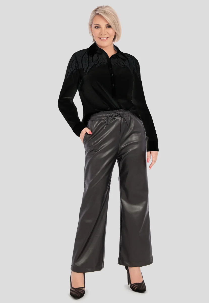 Elegante Hemdbluse ‚On the wings‘ mit Stehkragen | Klassische Damenbluse