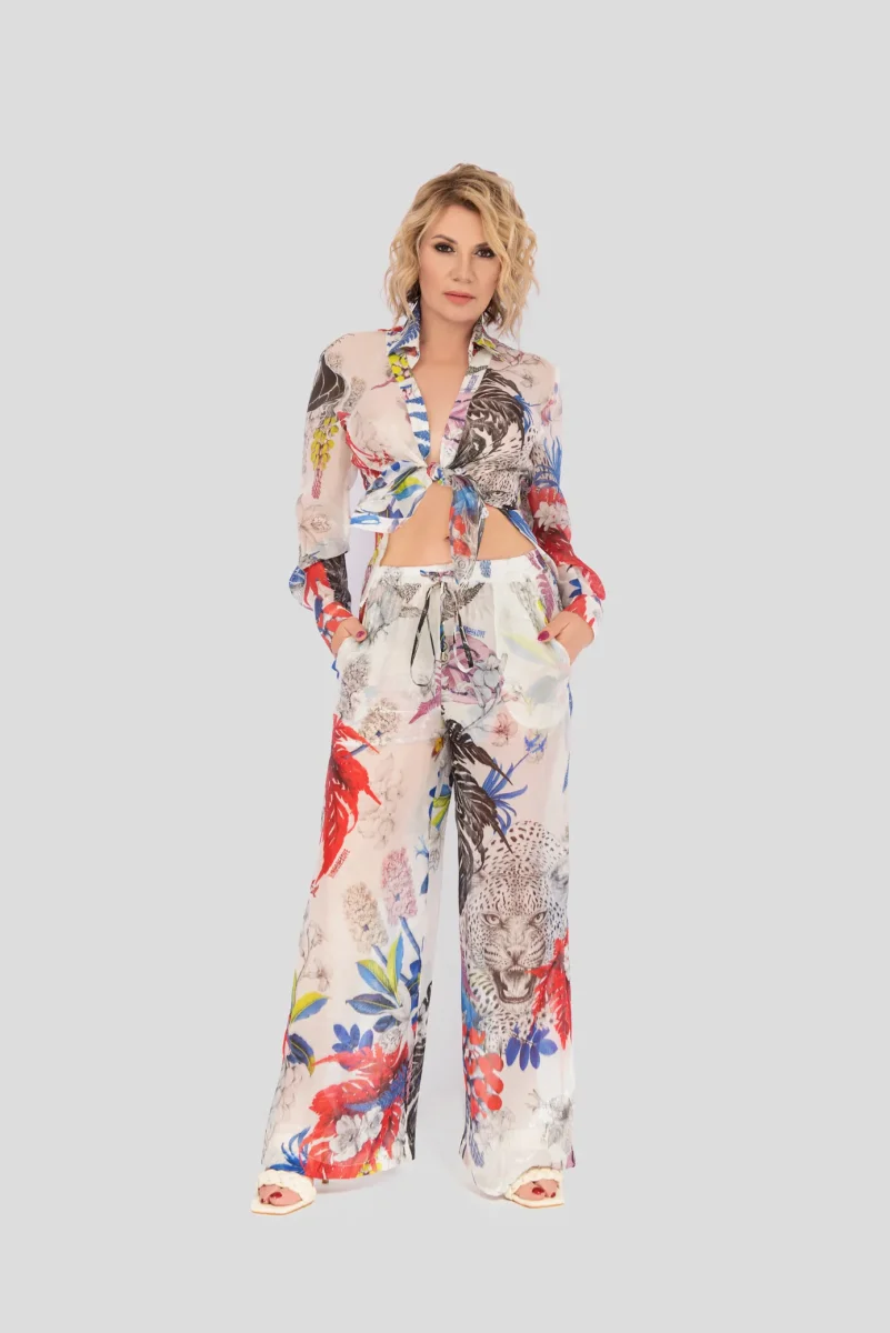 Sommeroutfit für Damen Bluse mit Hose im Set „Jardin Paradisiaque“ (Bluse und Hose)
